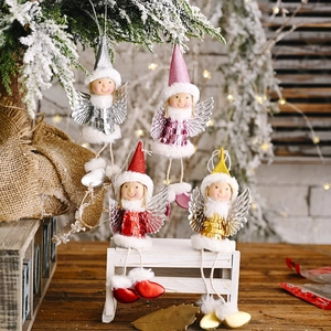 Funkelnde Pailletten Engel Anhänger in vier Farben an einem verschneiten Weihnachtsbaum