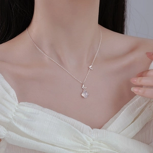 Collier papillon élégant en calcédoine blanche argentée porté par un mannequin
