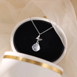 Collier papillon argenté élégant avec pendentif calcédoine blanche en boîte à bijoux