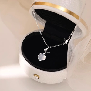 Élégant collier papillon en argent avec calcédoine blanche dans un écrin de luxe blanc