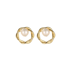 Boucles d'oreilles créoles torsadées dorées avec perles blanches sur fond blanc neutre