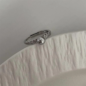 Elegant silver twisted band ring with a grey pearl and sparkling zircon accents