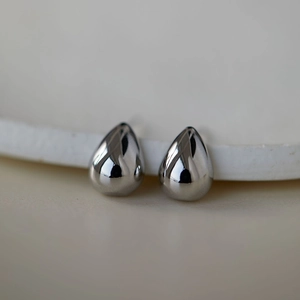 Boucles d'oreilles gouttes minimalistes en argent avec finition miroir polie élégante