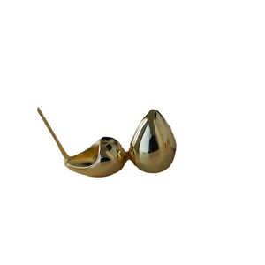 Boucles d'oreilles gouttes dorées minimalistes avec finition miroir polie et design chic
