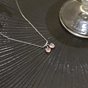 Collier avec double pendentif en cœur rose en zircone et chaîne argentée élégante