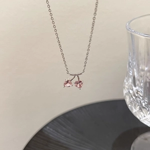 Vue détaillée du collier cerise argenté avec deux pendentifs en cristal rose en cœur