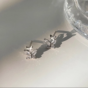 Eleganti orecchini a farfalla in argento con pietre di zircone scintillanti da donna
