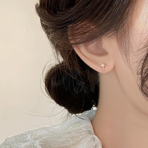 Elegant gold eight-pointed star stud earring with sparkling diamond for daily wear