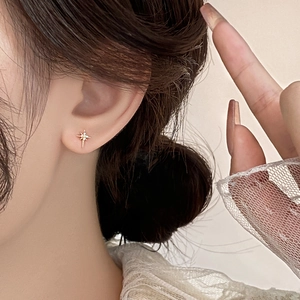 Minimalist gold eight-pointed star stud earring with a central diamond zircon stone