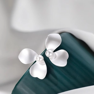 S925 sterling silver frosted petal stud earrings with elegant white round pearls