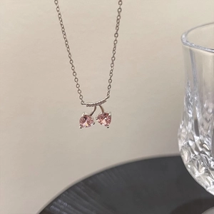 Exquis collier cerise en argent avec zircons rose en forme de cœur et pierres brillantes