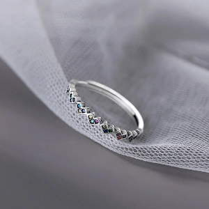 Minimalist silver ring featuring a continuous row of colorful zircon heart-shaped stones