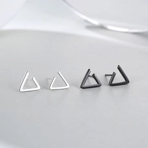 Orecchini a perno a triangolo geometrico in argento S925, versioni in argento e nero