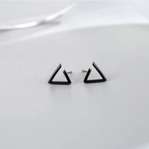 Orecchini a triangolo cavo in argento S925 con finitura nero opaco minimalista
