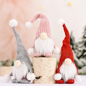 Drei Plüsch Weihnachtswichtel mit Pailletten-Strickmützen und langen weißen Bärten