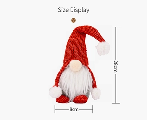 Größenanzeige eines 28cm Weihnachtswichtels mit roter Strickmütze und Paillettenstiefeln