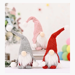 Drei festliche Weihnachtswichtel mit Pailletten-Strickmützen und weißen Bärten in Szene
