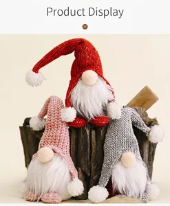 Nahaufnahme von Weihnachtsgnomen aus Strick mit Pailletten auf rustikalen Holzstümpfen