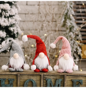 Weihnachtswichtel Set mit Pailletten-Strickmützen und weißen Bärten im Holzregal