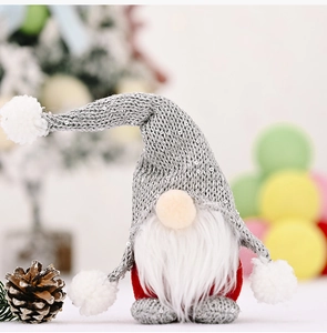 Nahaufnahme eines Weihnachtswichtels mit grauer Paillettenmütze und weißen Plüschdetails