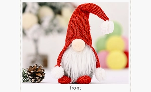 Nahaufnahme einer Weihnachtsgnom-Puppe mit roter Strickmütze und weißem Plüschbart