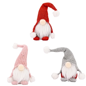 Drei Weihnachts-Wichtel mit Strickmützen und Kunstfellbärten in Rot, Rosa und Grau