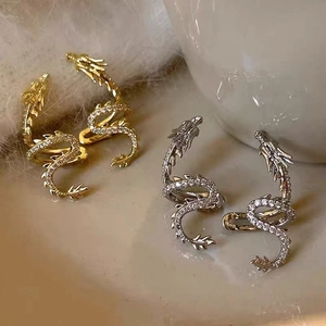 Boucles d'oreilles dragon serties de strass brillants en finitions or et argent