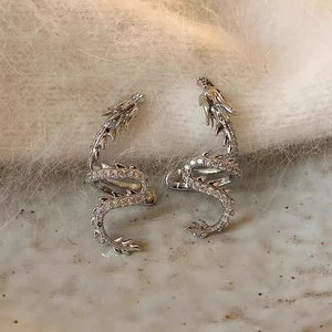 Clip d'oreille dragon argenté avec zircons blancs étincelants style punk rétro