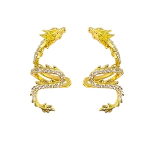 Boucles d'oreilles dragon dorées avec zircons blancs et design en spirale