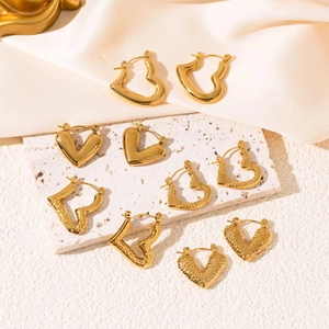 Vintage Polished Stainless Steel Heart Hoop Earrings Luxury Gold Silver Textured Hammered Stud Earrings For Women Daily Jewelry