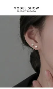 Gros plan de boucles d'oreilles nœud en argent S925 portées par un mannequin chic