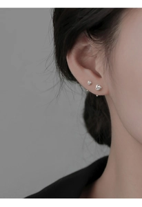 Détails de boucles d'oreilles nœud Ruyi en argent 925 montrant deux tailles sur l'oreille