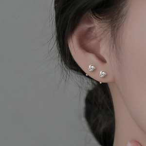 Élégantes boucles d'oreilles nœud Ruyi en argent 925 pour femmes vues de profil
