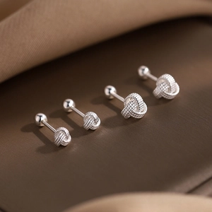 Boucles d'oreilles nœud en argent de deux tailles avec fermoir à vis sur cuir