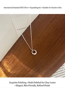 Détail macro du pendentif cercle en argent sterling S925 poli sur une chaîne fine