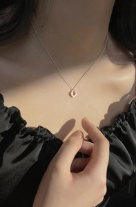 Collier minimaliste en argent sterling S925 avec pendentif cercle ajouré sous le soleil