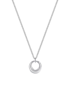 Vue détaillée d'un pendentif circulaire en argent S925 minimaliste sur une fine chaîne