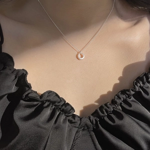 Collier anneau en argent sterling S925 minimaliste avec chaîne fine sur mannequin