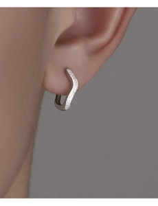 Detail showing the matte S925 sterling silver wavy hoop earring on a model ear
