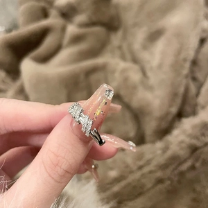 Anello a vite in argento S925 con pavé di zirconi a forma di vite tenuto tra le dita