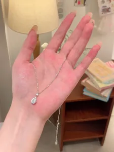Dettaglio della collana a goccia in argento S925 con zirconi scintillanti da donna
