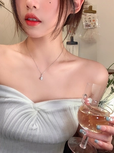 Elegante ciondolo a goccia in argento con zirconi scintillanti su una modella donna