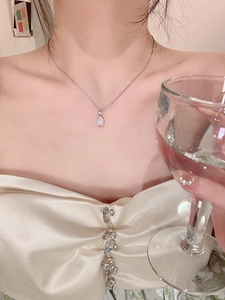 Dettaglio della collana a goccia in argento S925 con zirconi brillanti su una modella