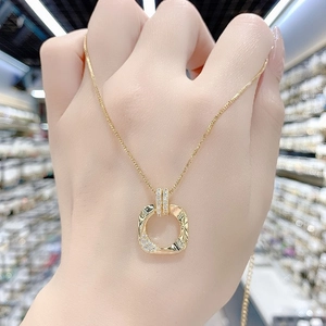 Collana di lusso con ciondolo quadrato dorato, finitura martellata e piccoli cristalli
