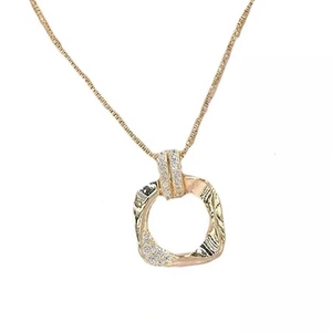 Collana quadrata geometrica dorata con ciondolo scintillante su catena a scatola