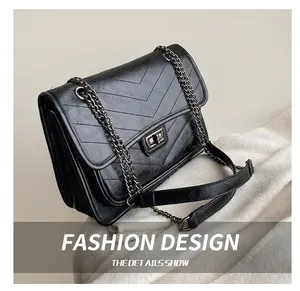 Détail du sac à chaîne matelassé chevrons noir vintage avec fermoir rotatif en métal