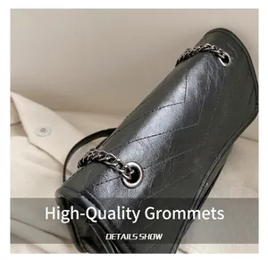 Détails du cuir noir avec matelassage en chevron et bandoulière en chaîne de métal foncé