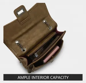 Vue de dessus des compartiments internes et de la grande capacité du sac à chaîne marron