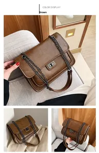 Détails du sac bandoulière marron en similicuir avec matelassage en V et chaîne