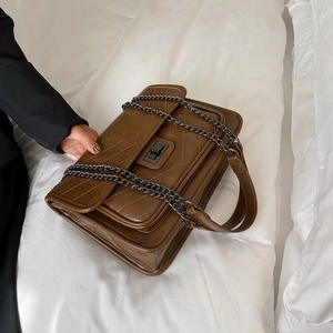 Sac bandoulière en cuir PU marron matelassé avec surpiqûres en V et chaîne en métal sombre